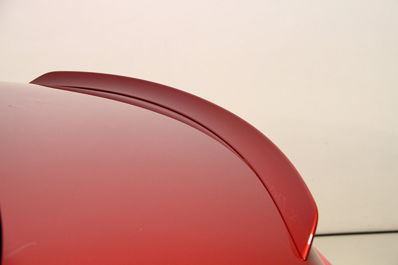 CLS 53 4MATIC＋のエクステリアでは、シルバークロームのツインブレードフロントグリル、20インチのハイグロスブラックとシルバーのツートーン5ツインスポークアルミホイール（タイヤはMO［Mercedes Original］の刻印が入った横浜ゴム「ADVAN Sport V105」）、AMG専用のサイドスカート、ボディ同色のトランクリッドスポイラーリップなどを装備