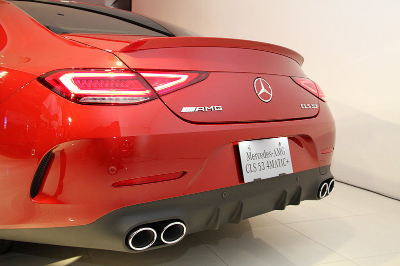CLS 53 4MATIC＋のエクステリアでは、シルバークロームのツインブレードフロントグリル、20インチのハイグロスブラックとシルバーのツートーン5ツインスポークアルミホイール（タイヤはMO［Mercedes Original］の刻印が入った横浜ゴム「ADVAN Sport V105」）、AMG専用のサイドスカート、ボディ同色のトランクリッドスポイラーリップなどを装備