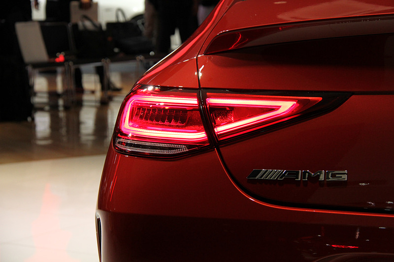 CLS 53 4MATIC＋のエクステリアでは、シルバークロームのツインブレードフロントグリル、20インチのハイグロスブラックとシルバーのツートーン5ツインスポークアルミホイール（タイヤはMO［Mercedes Original］の刻印が入った横浜ゴム「ADVAN Sport V105」）、AMG専用のサイドスカート、ボディ同色のトランクリッドスポイラーリップなどを装備