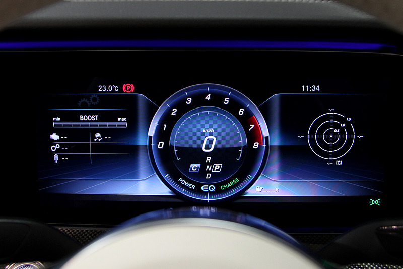 インテリアではメルセデスAMG 63シリーズにも採用される「AMG パフォーマンスステアリングホイール」を装備するほか、2つの高精細12.3インチワイドディスプレイを1枚のガラスカバーで融合したコクピットディスプレイを採用。AMGメニューではエンジンオイル温度、トランスミッションオイル温度、前後および横方向の加速度、エンジンの出力およびトルク、過給圧、タイヤ温度および空気圧、車両設定状況などを表示できる