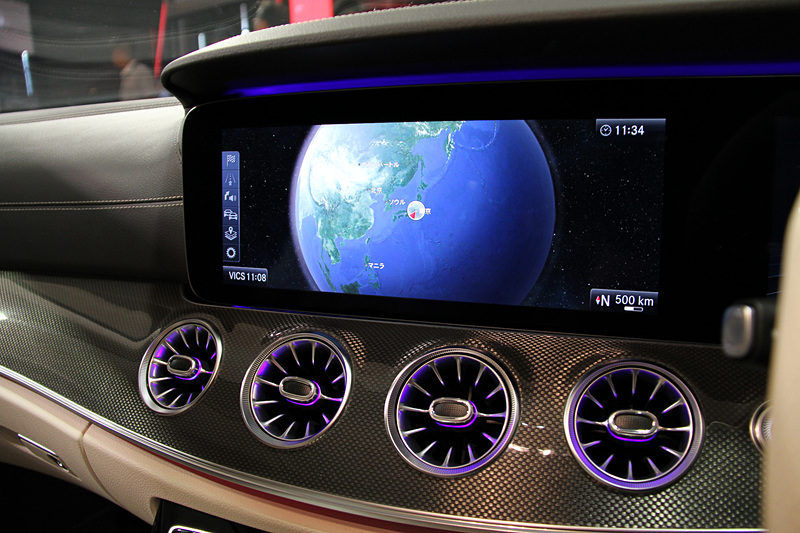 インテリアではメルセデスAMG 63シリーズにも採用される「AMG パフォーマンスステアリングホイール」を装備するほか、2つの高精細12.3インチワイドディスプレイを1枚のガラスカバーで融合したコクピットディスプレイを採用。AMGメニューではエンジンオイル温度、トランスミッションオイル温度、前後および横方向の加速度、エンジンの出力およびトルク、過給圧、タイヤ温度および空気圧、車両設定状況などを表示できる