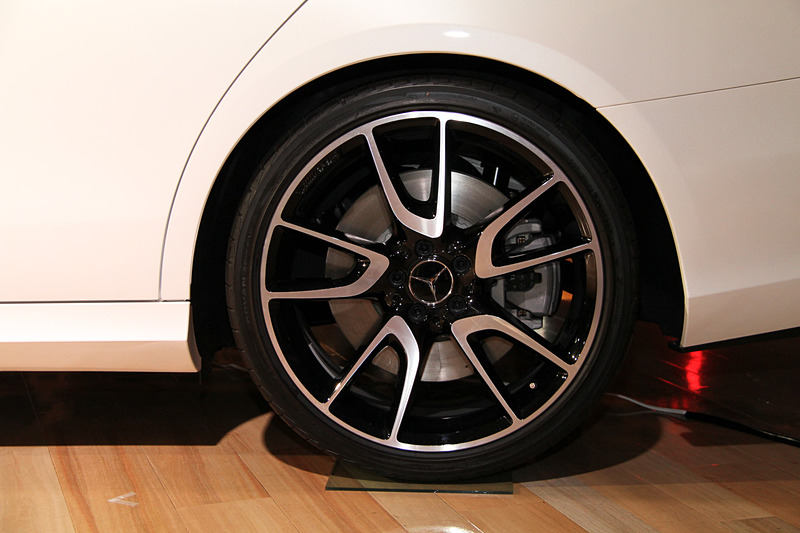 こちらは「メルセデスAMG E 53 4MATIC＋」（1202万円）