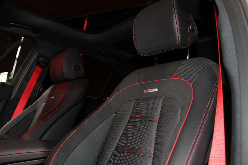 こちらは「メルセデスAMG E 53 4MATIC＋」（1202万円）