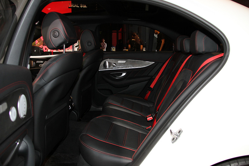 こちらは「メルセデスAMG E 53 4MATIC＋」（1202万円）