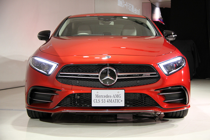 CLS 53 4MATIC＋のエクステリアでは、シルバークロームのツインブレードフロントグリル、20インチのハイグロスブラックとシルバーのツートーン5ツインスポークアルミホイール（タイヤはMO［Mercedes Original］の刻印が入った横浜ゴム「ADVAN Sport V105」）、AMG専用のサイドスカート、ボディ同色のトランクリッドスポイラーリップなどを装備