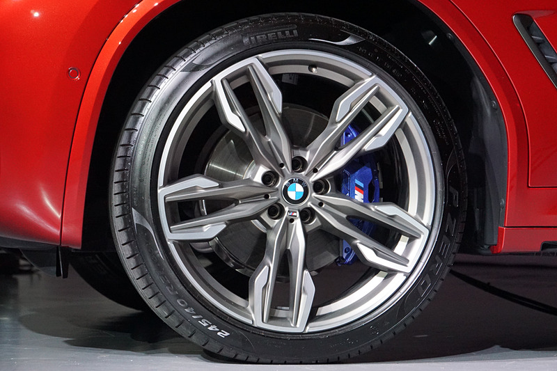 フロントタイヤのサイズは245/40 R21