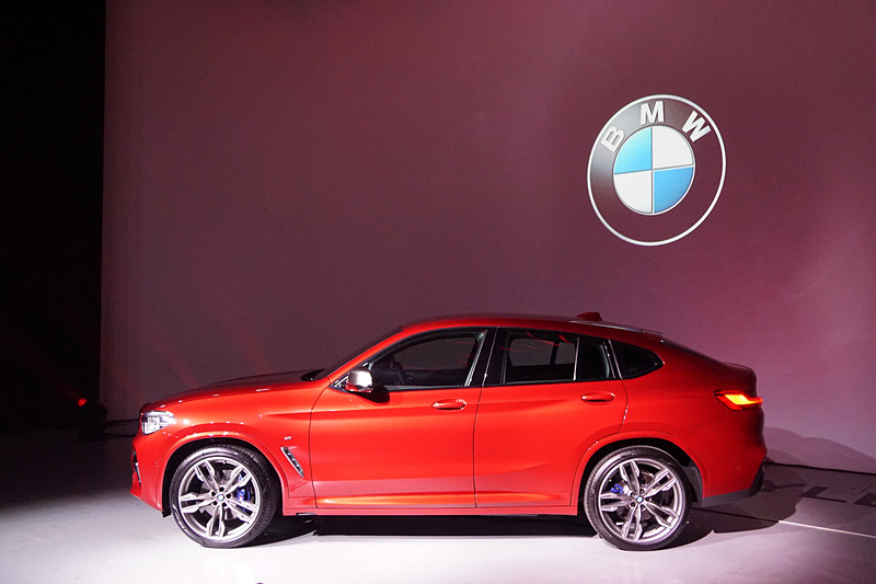 新型X4は先代モデルからホイールベースを55mm延長。ボディサイズは4760×1920×1620mm（全長×全幅×全高。M40iの全幅は1940mm）、ホイールベースは2865mm