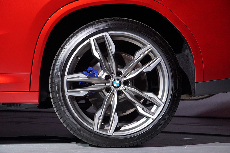 リアタイヤのサイズは275/35 R21