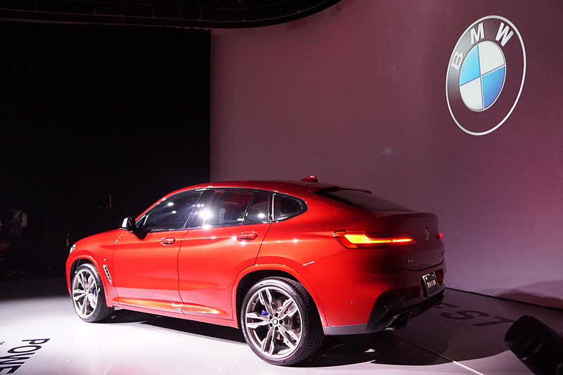 新型X4は先代モデルからホイールベースを55mm延長。ボディサイズは4760×1920×1620mm（全長×全幅×全高。M40iの全幅は1940mm）、ホイールベースは2865mm