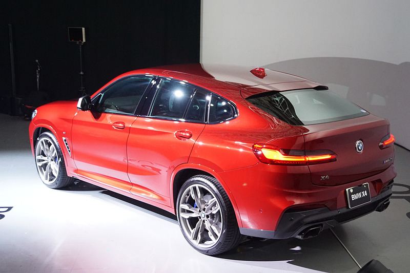 新型X4は先代モデルからホイールベースを55mm延長。ボディサイズは4760×1920×1620mm（全長×全幅×全高。M40iの全幅は1940mm）、ホイールベースは2865mm
