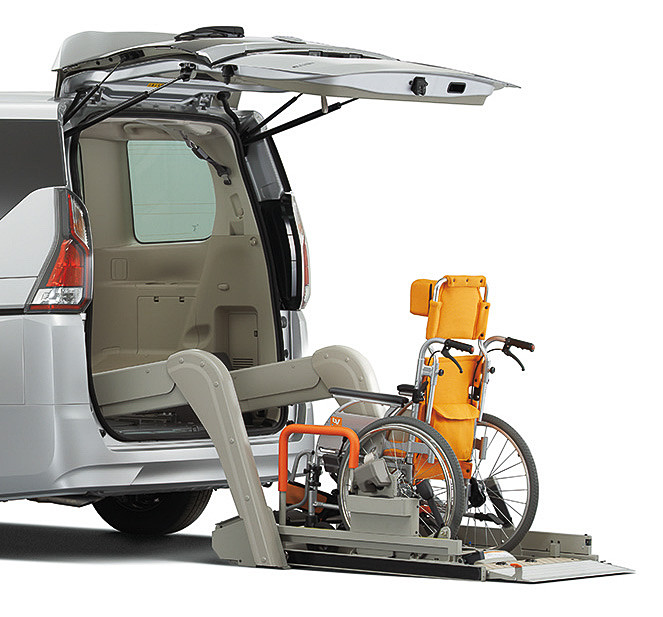 セレナ チェアキャブ リフタータイプ