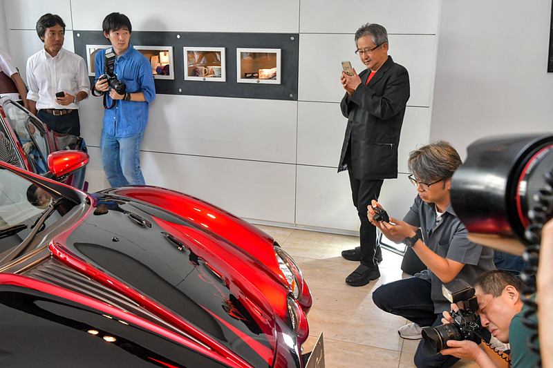 報道陣に交じり、スマートフォンでデビルマン オロチを撮る永井豪氏