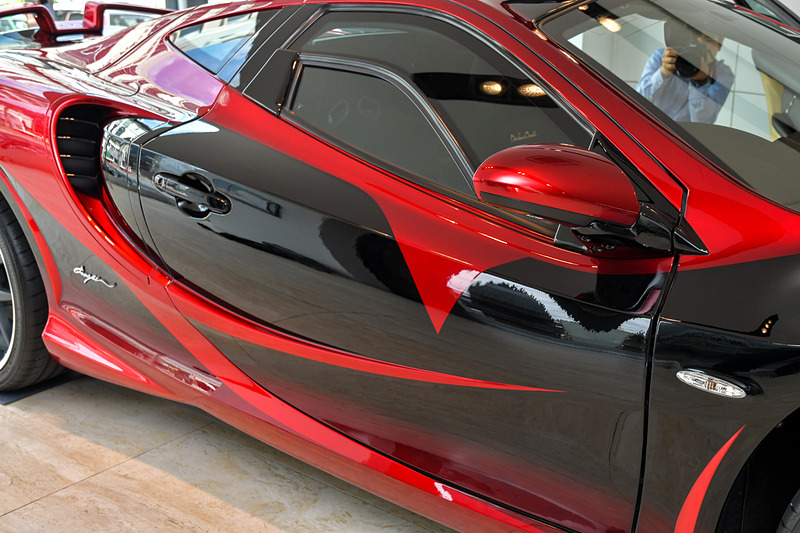 赤い三角形は涙を表しているという