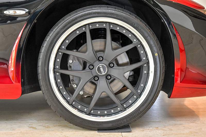 デビルマン オロチのボディサイズは4560×2035×1180mm（全長×全幅×全高）、ホイールベースは2600mm。足下は20インチホイールにブリヂストンのプレミアムスポーツタイヤ「POTENZA S007A」の組み合わせ