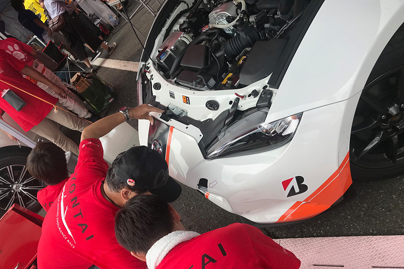 前後のバンパーなどが瞬く間に移植され、手書きのゼッケンを付けた09号車が復活。このときは楽しいロードスターだと思っていたが……