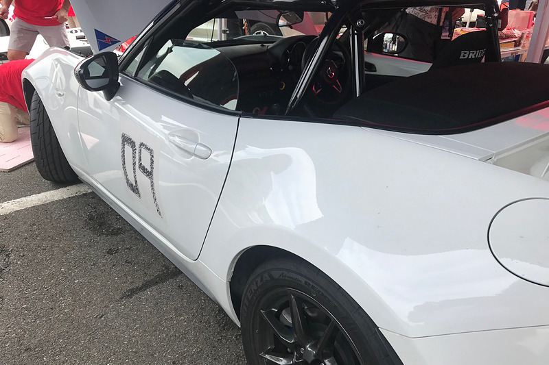 前後のバンパーなどが瞬く間に移植され、手書きのゼッケンを付けた09号車が復活。このときは楽しいロードスターだと思っていたが……