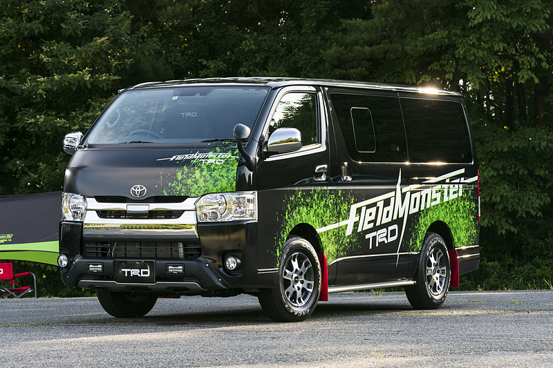 AXCRに参戦した「TRD ハイラックス AXCR」のタフさをイメージさせるLED付きの「エアロパーツセット」（税別16万8000円）を装着