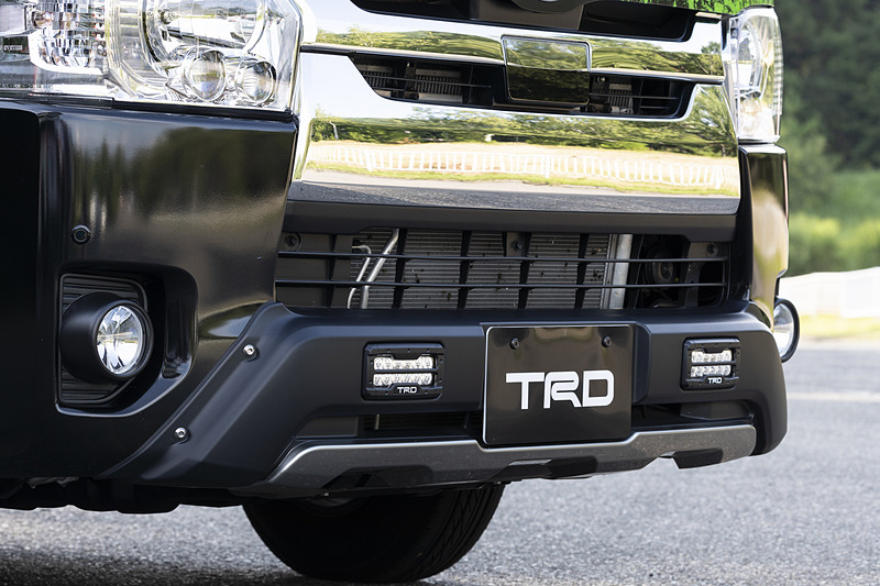 LEDはイグニッションONで常時点灯。フロントスポイラー下側をシルバー塗装にしてアンダーガード風に演出