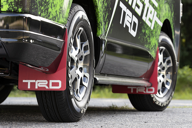 赤い本体に白でTRDのロゴが入る「マッドフラップ」（税別2万8000円）もオフロードイメージを高めるアイテム
