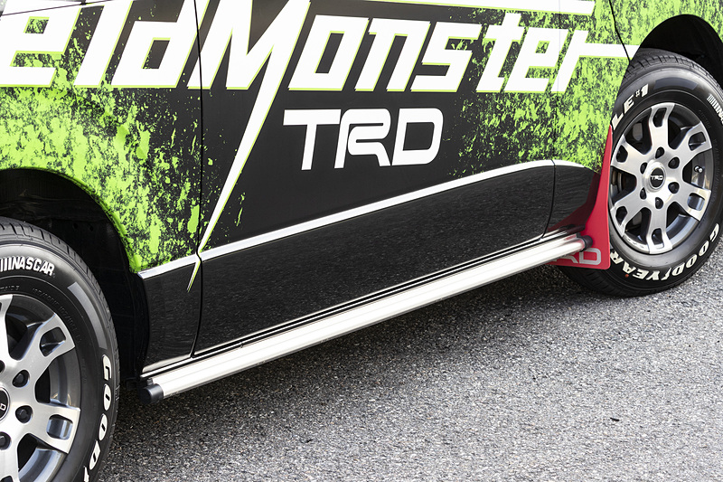 「サイドスカートVer.2」（税別4万円）はステンレス製で、地上高が純正仕様から約25mmダウンとなる