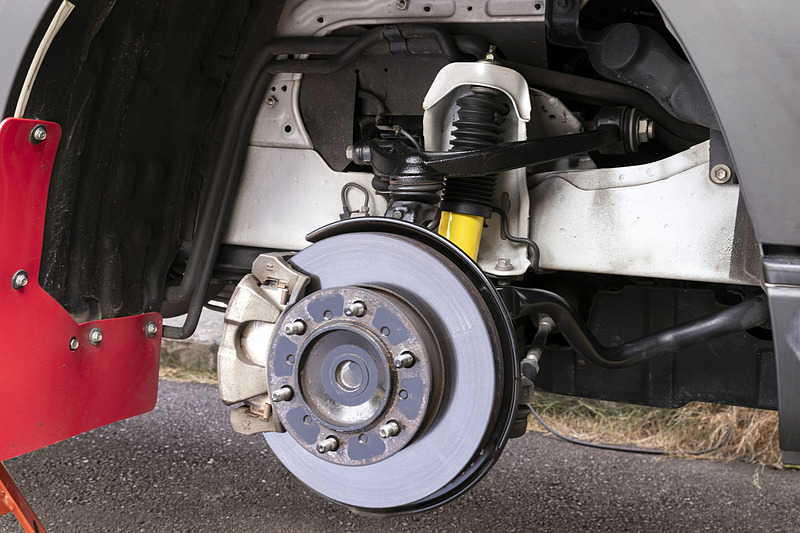 イエロー塗装でドレスアップ効果も期待できる「ショックアブソーバーセット」は税別12万円