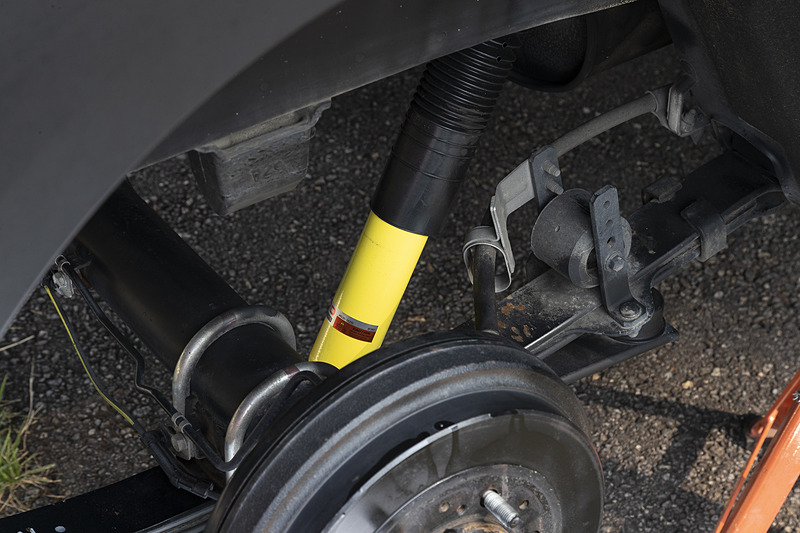 イエロー塗装でドレスアップ効果も期待できる「ショックアブソーバーセット」は税別12万円