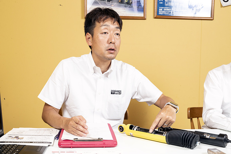 ハイエースに与えた各パーツなどについて解説する株式会社トヨタカスタマイジング＆ディベロップメント テクノクラフト本部 車両開発部 技術統括部 車両評価グループ グループ長の相澤剛氏