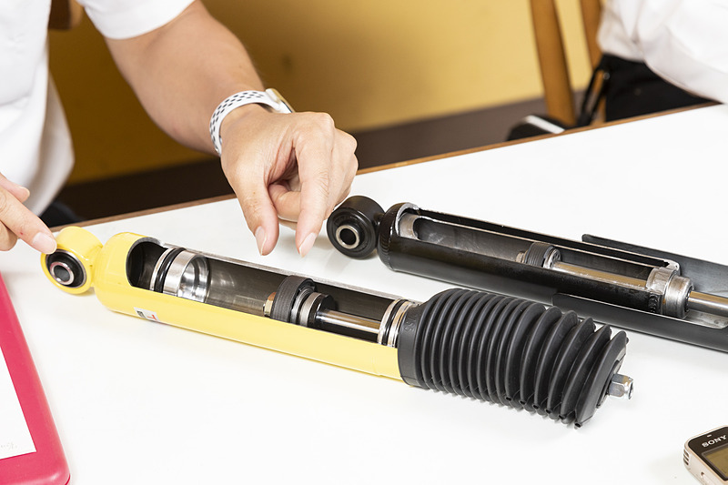 ハイエースに与えた各パーツなどについて解説する株式会社トヨタカスタマイジング＆ディベロップメント テクノクラフト本部 車両開発部 技術統括部 車両評価グループ グループ長の相澤剛氏