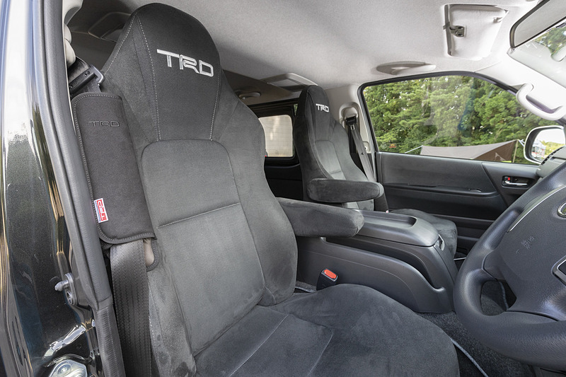 「スポーツシート＆シートレール」は運転席と助手席のセットで34万円（税別）