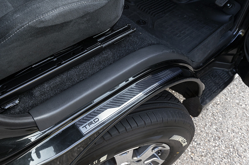 「TRD プロテクションシート」（税別6000円）はドレスアップ性と実用性を兼ね備えるアイテム