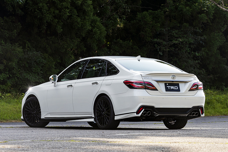 フロント、サイド、リアの3点セットになる「エアロパーツセット」（税別18万5000円）を装着