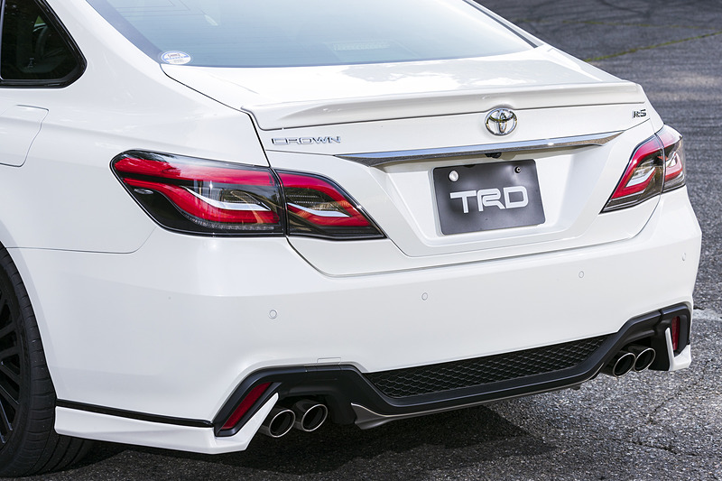 「リアトランクスポイラー」（税別3万5000円）は純正装着品との交換装着となる