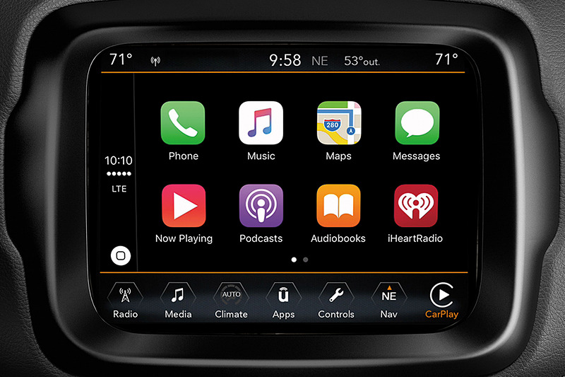 標準搭載される8.4インチモニター