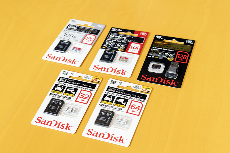写真上側はデジタルカメラやスマートフォンなどで使われている書き込み速度の速いサンディスクのmicroSDカード。写真下側の白い高耐久品とカラーリングの雰囲気が大きく異なっている