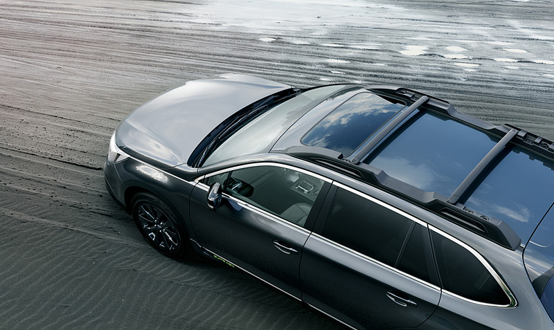 レガシィ アウトバック X-BREAKのエクステリアでは、ブラックとイエローグリーンでコーディネートしたフロントグリルとドアサイドクラッディングを採用するとともに、ダークメタリックの18インチホイール、ブラックのドアミラーカバーなどを装備