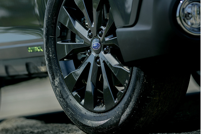 レガシィ アウトバック X-BREAKのエクステリアでは、ブラックとイエローグリーンでコーディネートしたフロントグリルとドアサイドクラッディングを採用するとともに、ダークメタリックの18インチホイール、ブラックのドアミラーカバーなどを装備