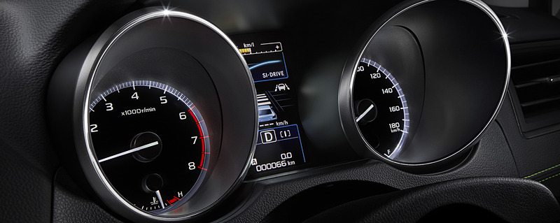 インテリアでは撥水ファブリックと合成皮革を組み合わせた専用シートを採用するとともに、インパネやシフトブーツにアクセントとしてイエローグリーンステッチを配した