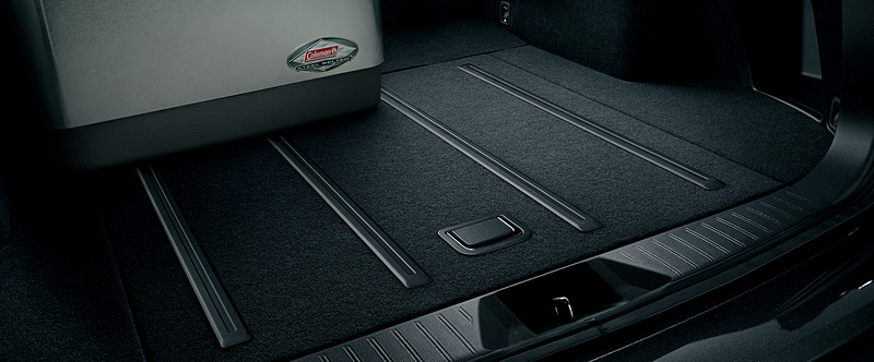 インテリアでは撥水ファブリックと合成皮革を組み合わせた専用シートを採用するとともに、インパネやシフトブーツにアクセントとしてイエローグリーンステッチを配した