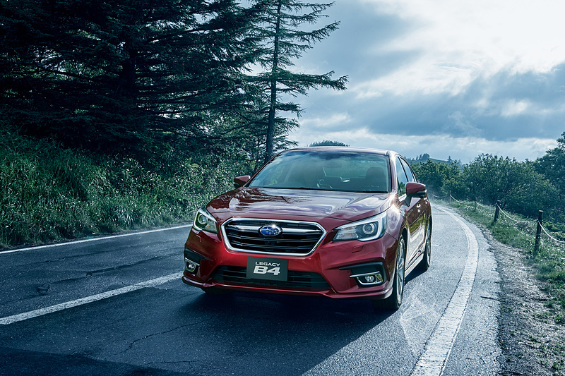 「レガシィ アウトバック」「レガシィ B4」の改良モデルを10月4日に発売（写真はレガシィ B4）