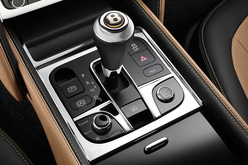 2019年（1月～12月）に英国・クルー工場で製造される全モデルにセンテナリー・ゴールドカラーのフロント＆リアバッヂ、ホイールセンターバッヂ、ステアリングホイールバッヂ、キー・フォブ、ギヤセレクターなどを装備。100周年記念の刺繍入り特製シート、センテナリー・ゴールドカラーのヘッドレストロゴやステッチも採用される