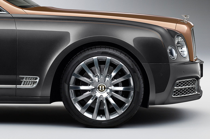 2019年（1月～12月）に英国・クルー工場で製造される全モデルにセンテナリー・ゴールドカラーのフロント＆リアバッヂ、ホイールセンターバッヂ、ステアリングホイールバッヂ、キー・フォブ、ギヤセレクターなどを装備。100周年記念の刺繍入り特製シート、センテナリー・ゴールドカラーのヘッドレストロゴやステッチも採用される