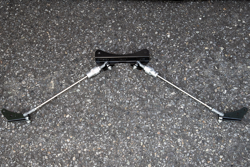 「フレキシブルシリーズ」のパーツでは、ピロボールなどを使ってボディにかかった負荷に入力の方向別に対応。横方向に対してはしっかりと受け止め、上下動などは柔軟にいなして乗り心地と走行性能を両立させる