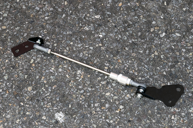 「フレキシブルシリーズ」のパーツでは、ピロボールなどを使ってボディにかかった負荷に入力の方向別に対応。横方向に対してはしっかりと受け止め、上下動などは柔軟にいなして乗り心地と走行性能を両立させる