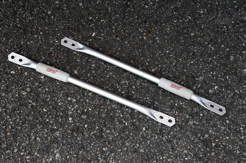 「フレキシブルシリーズ」のパーツでは、ピロボールなどを使ってボディにかかった負荷に入力の方向別に対応。横方向に対してはしっかりと受け止め、上下動などは柔軟にいなして乗り心地と走行性能を両立させる