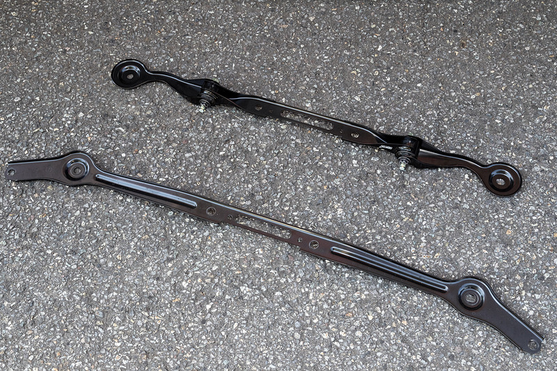 「フレキシブルシリーズ」のパーツでは、ピロボールなどを使ってボディにかかった負荷に入力の方向別に対応。横方向に対してはしっかりと受け止め、上下動などは柔軟にいなして乗り心地と走行性能を両立させる