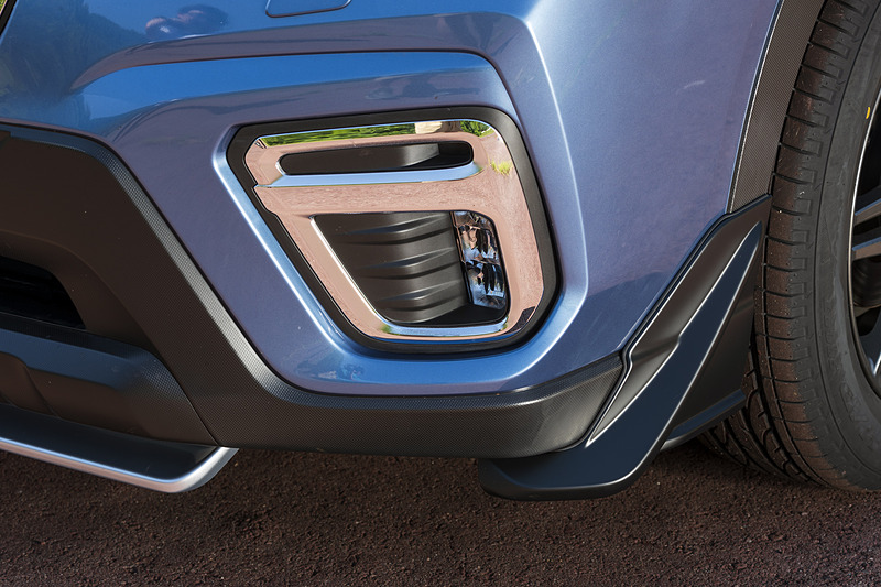 フロントバンパー下側の両サイドに装着する「フロントサイドアンダースポイラー」（左右セットで税別3万9000円）