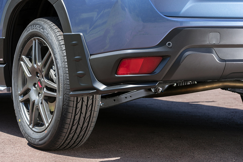 「リアサイドアンダースポイラー」（税別3万9000円）の装着によってリアバンパー付近の乱流を整えて車体が安定し、後席の乗り心地を向上させるという