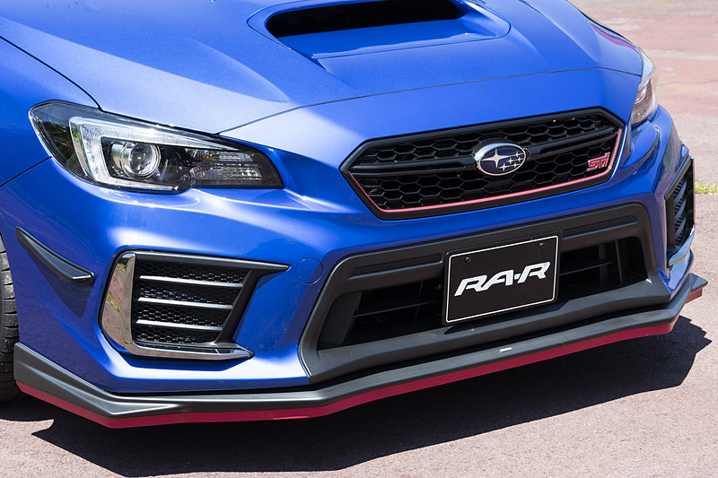 フロントマスクでは「フロントアンダースポイラー」（税別3万9000円）、「スカートリップ（チェリーレッド）」（税別1万3000円）、「バンパーカナード」（税別2万5000円）、「バンパーサイドベゼル」（税別4万9000円）などを装着