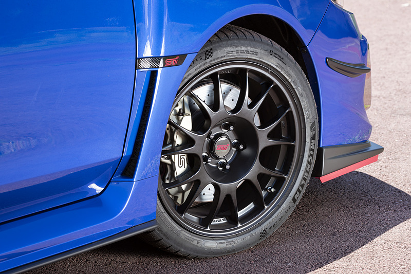 鍛造18インチの「パフォーマンスホイールセット」（税別7万9000円/本）は、写真の「ダイヤモンドブラック」のほかに「ガンメタリック」も用意。「セキュリティホイールナットセット」は税別3万3000円