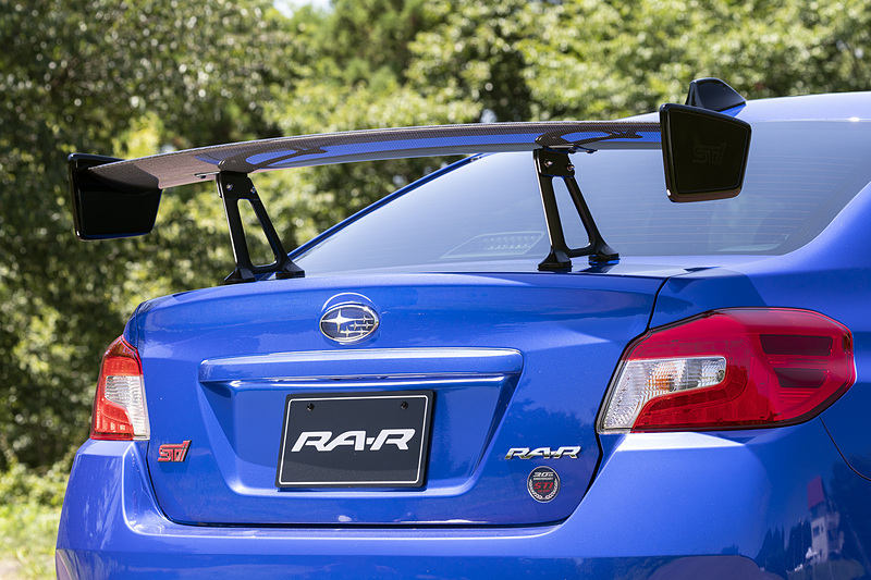 「ドライカーボンリアスポイラー」（税別33万円）はウイング部分がドライカーボン、ステー部分がアルミ鋳造となる